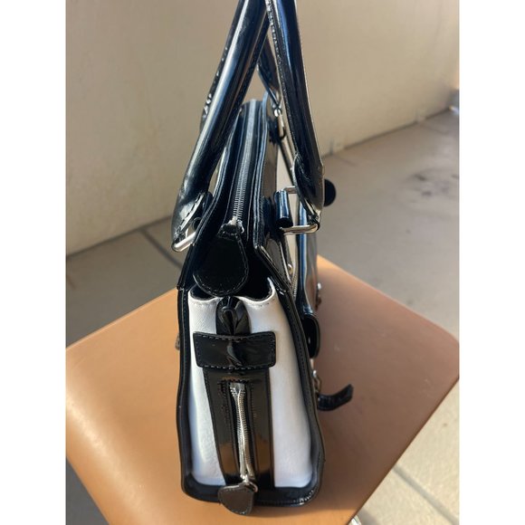 NWT Chocolat Blu Black Vinyl Trim White Leather Handbag One Size - Picture 3 of 9